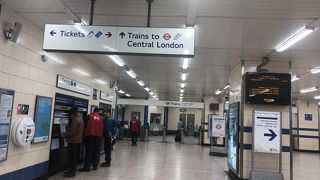 自動券売機でオイスターカードの購入と払い戻しができます