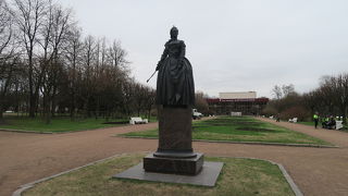 女王の像