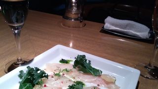 庭園が見えるカジュアルなレストラン