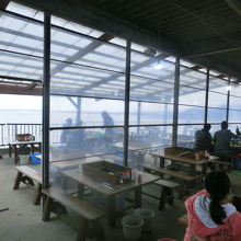 牡蠣小屋の雰囲気はとても美味しい。