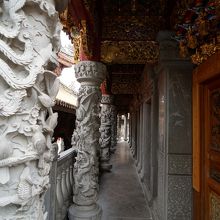 2階の回廊も見事な装飾です