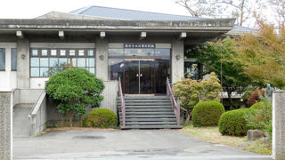 良寛禅師の書や郷土資料を展示