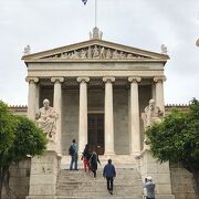 アテネ大学の右側