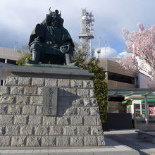 右手に見えるのが甲府駅のビルです