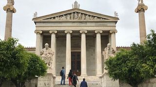 アテネ大学の右側