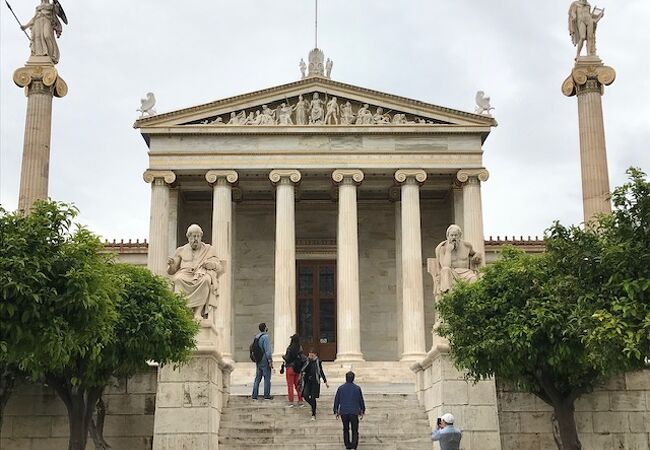 アテネ大学の右側