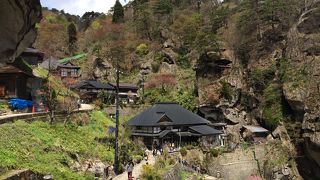 山全体に拡がる広大な霊場です