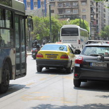 市内で黄色いタクシー、目立ちます
