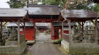 左右三体の石仏のある門