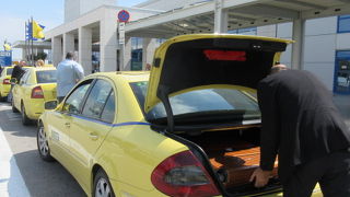 黄色いタクシー。ホテルで空港までの送りをホテル付でお願いしたら、立派な車でした、