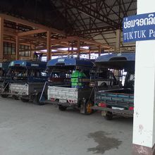 市内中心へのトゥクトゥク