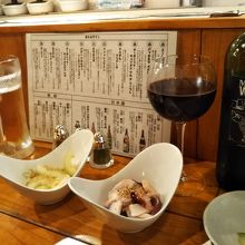 まずは赤ワインで。