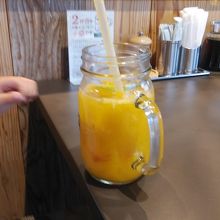 孫のマンゴージュースです