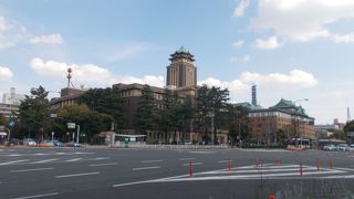 名古屋城外堀の外で南東にあります。