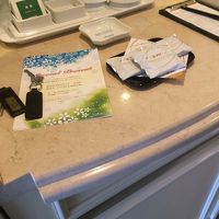 お茶やお菓子などが置いてあり、下の冷蔵庫には、ペットボトルの