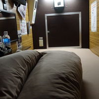 カプセルは広めで快適。ミネラルウォーターもあります。