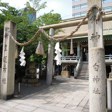 社殿はオフィス街にある