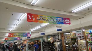 雑貨と服飾中心