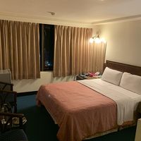 広々とした客室。窓も大きいです。