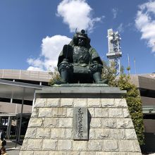 真正面からの信玄像と青空
