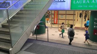 傾斜に埋もれるように建つ