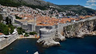 ピレ門前のバス停から１０分で要塞に行けます。旧市街地を見渡すことができます。