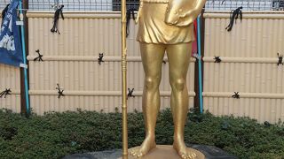 ピカピカの黄金像