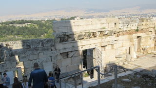 アクロポリスの入口のような位置の門ですが、パルテノンは紀元前の遺跡でこちらは紀元後のローマの遺跡です。