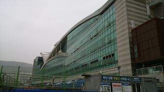 大きな海産物の市場です。