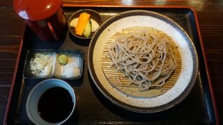 細めのそばは喉越しもよくて