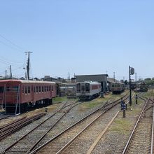 ピンク色の車両は、かなり古いです。