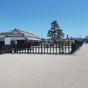 JR新居町駅から西に15分程度です。