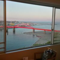 部屋から河口と海を眺める