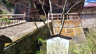 けやき造りの優美な門