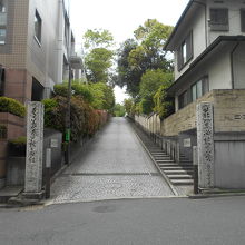 お寺の参道は立派な車道で、そこだけで一つの坂道に値する.