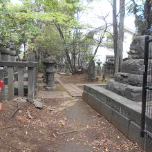 一般の信徒の墓とは、規模、荘厳さで段違い（立入禁止）