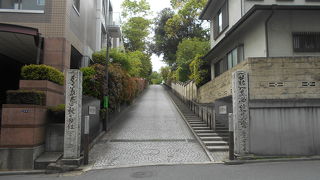 一般の信徒の墓とは、規模と言い、荘厳さと言い段違いの墓所