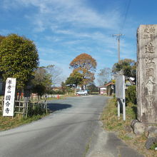 大通りからの入り口です。