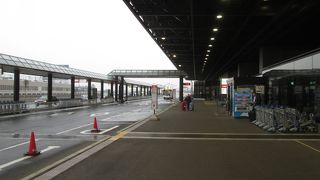雨の成田国際空港