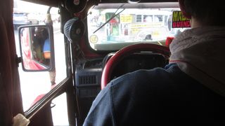 運転手の後ろに座りました