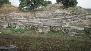 トロイ遺跡の端の方にあるのがローマ時代の野外劇場跡です。