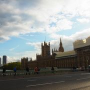 ロンドンの観光名所を眺めながら渡ります。