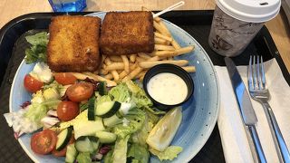 ショッピングモール内のカフェテリア