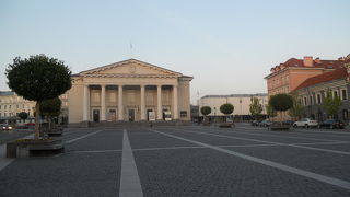 「旧市庁舎」の北側に広がる大きな広場