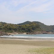 青い海の海岸　古墳もあります