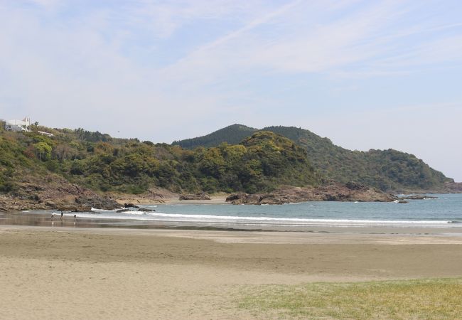 青い海の海岸　古墳もあります