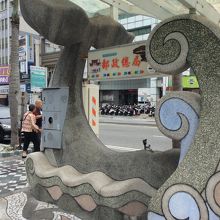 市内のバス停も流石の石造り