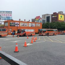 オレンジのバスが多い