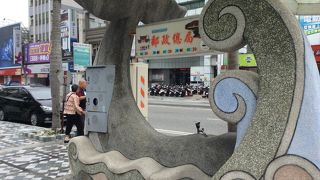 花蓮駅前を出たら左側のオレンジ色の建物目指せ