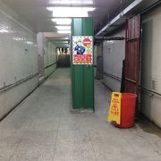 古い駅舎、ホームは改装中で地下道は狭くなっている